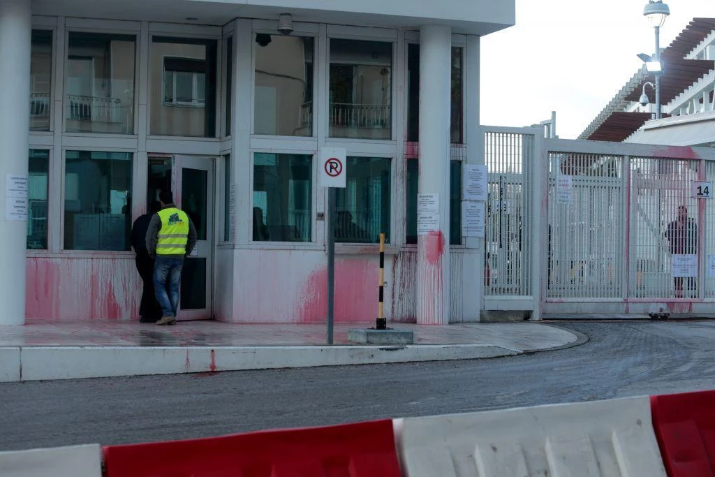 Στη δημοσιότητα το βίντεο από την επίθεση του Ρουβίκωνα στην αμερικανική πρεσβεία